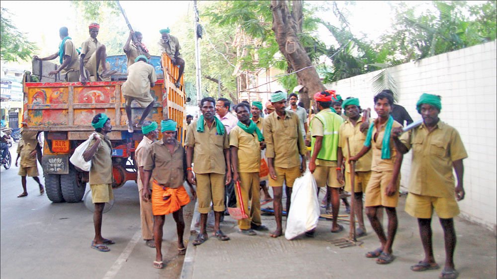 தூய்மைப் பணியாளர்கள்