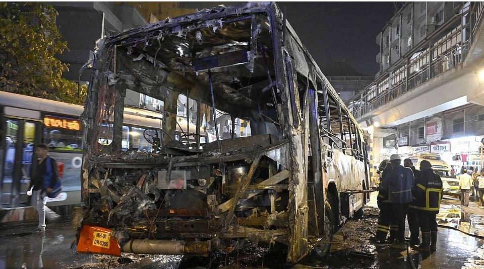 கார்/பைக்கை விடுங்க... பஸ்ஸே எரியுது! மும்பையில் தொடர்ந்து எரியும் சிஎன்ஜி பேருந்துகள்! 