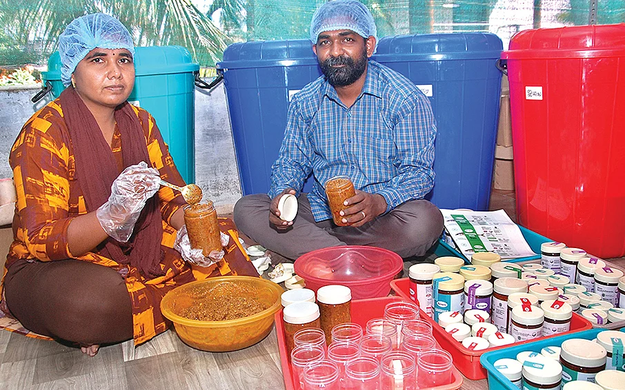 மனைவியுடன் நன்மாறன்