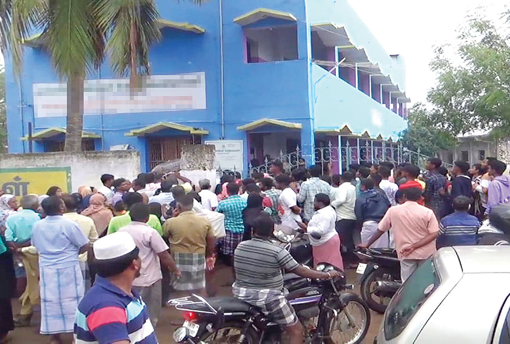 உடம்பெல்லாம் வலிக்குது... நீ பிடிச்சுவிட்டா சரியாகிடும்! - மாணவிகளிடம் அத்துமீறிய பள்ளி தாளாளர்