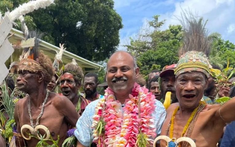 சுசீந்திரன் முத்துவேல்: பப்புவா நியூ கினியா நாட்டின் ஆளுநரான சிவகாசி தமிழர்; அசாத்திய கதை!  