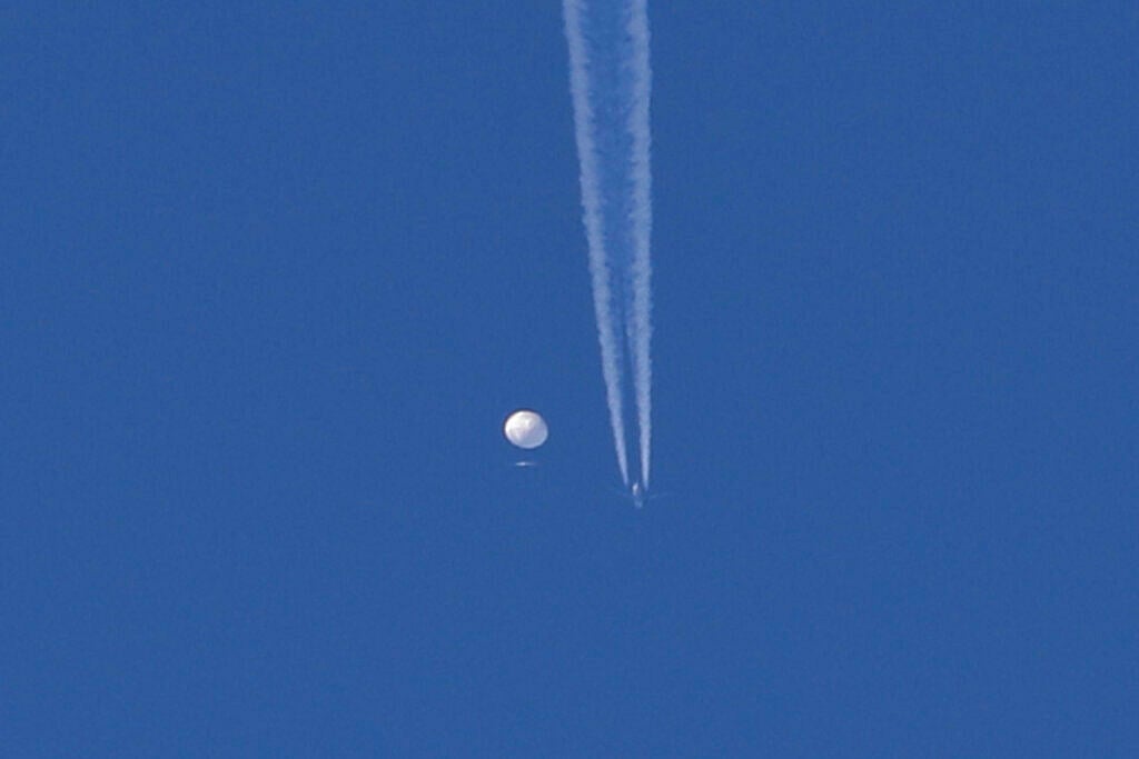 வானில் `பகீர்' கிளப்பிய ராட்சத பலூன்; சுட்டு வீழ்த்திய அமெரிக்க ராணுவம் - சீனா கடும் கண்டனம்!