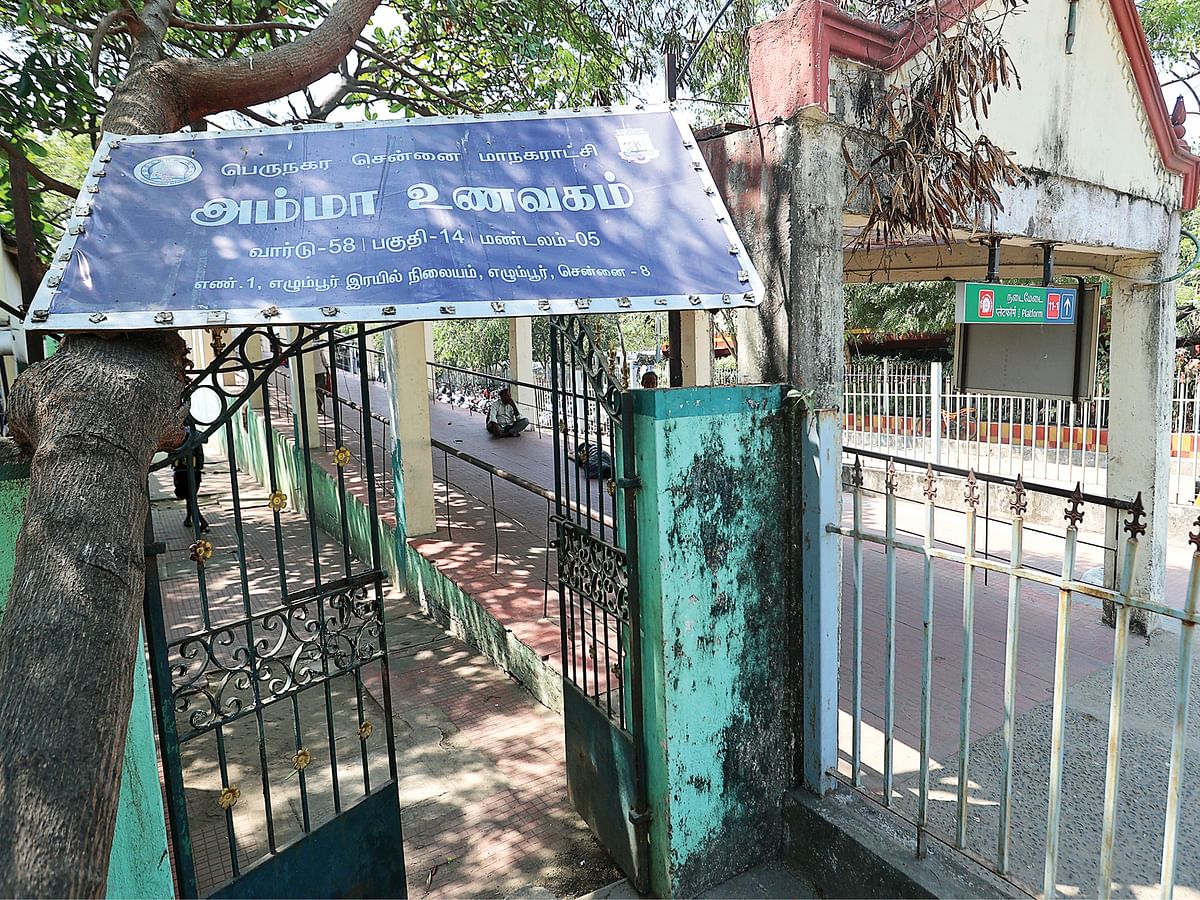 வேலையில் இருப்போம் என்ற நம்பிக்கையே போய்விட்டது... அம்மா உணவக ஊழியர்கள் கண்ணீர்!