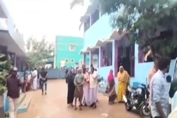 பள்ளி வளாகத்தில், பரிதவிப்பில் பெற்றோர்