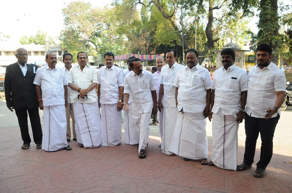 அதிமுக-வினர்
