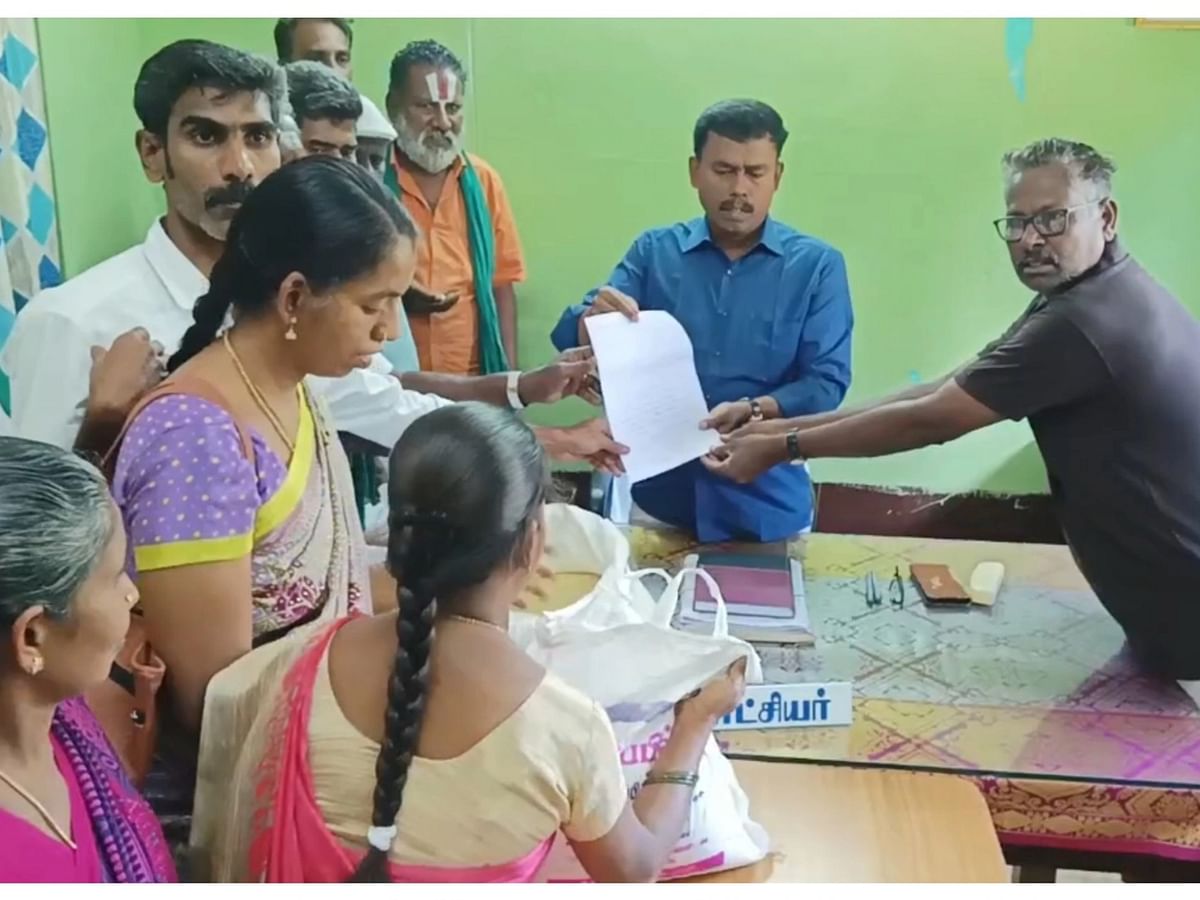 ``செறிவூட்டப்பட்ட அரிசி; இயற்கைக்கு மாறாக உள்ளது" பீதியில் வட்டாட்சியரிடம் ஒப்படைத்த மக்கள்!