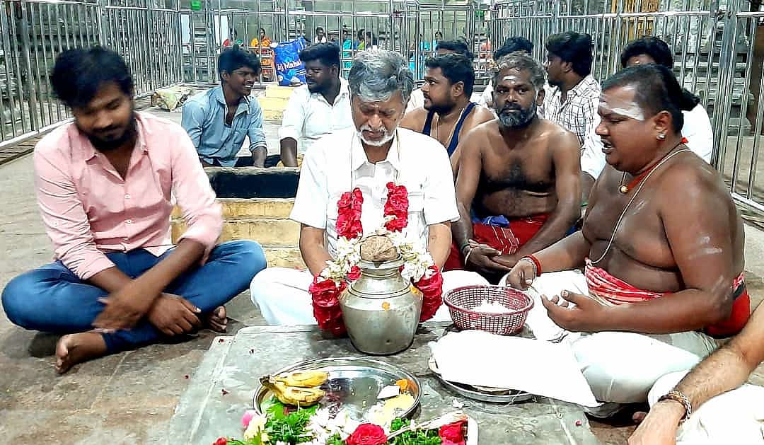 ராமநாத சுவாமி கோயில்: ` நன்றிக் கடன் செலுத்த வந்துள்ளேன்'- எஸ்.ஏ.சந்திரசேகர் சிறப்புப் பூஜை