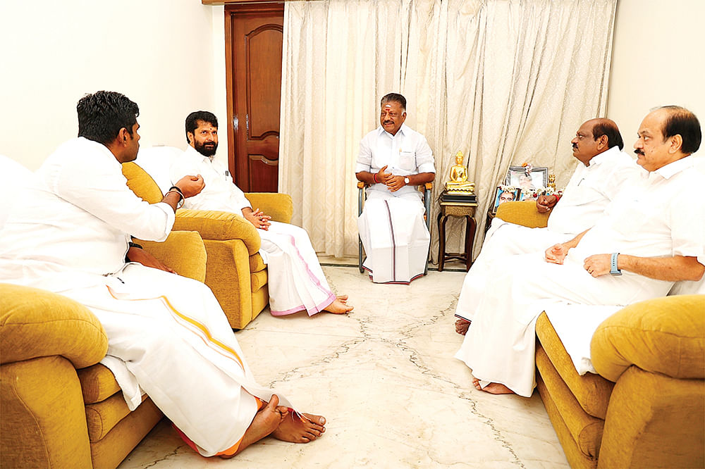 “நட்டாத்துல விட்டுட்டீங்களே!” - பன்னீர் கதறல்