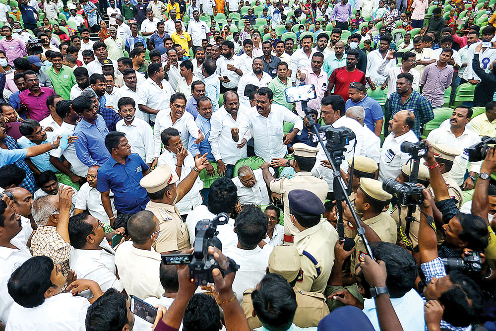 கருத்துச் சுதந்திரத்தைப் புதைக்கும் கலைஞர் பேனா! - களேபரமான கருத்துக்கேட்புக் கூட்டம்!