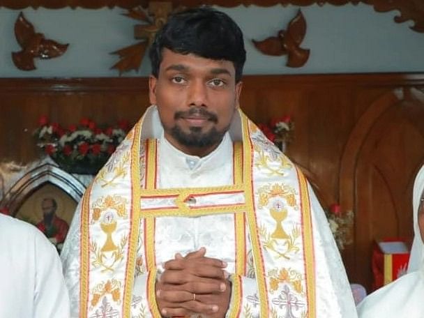 சர்ச்சுக்கு வரும் பெண்களுடன் நெருக்கம்; வீடியோ வெளியான நிலையில், குமரி பாதிரியார்மீது வழக்கு பதிவு!