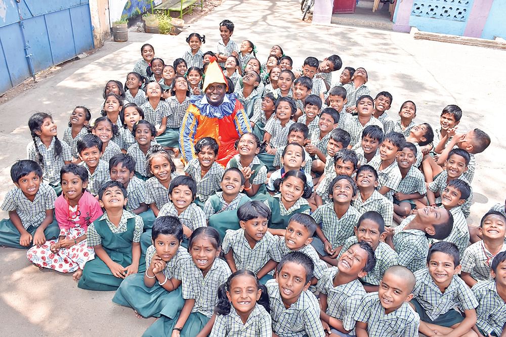 மாணவிகளுடன் செல்வம்