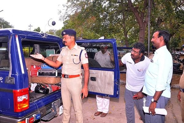 வாகனத்தை ஆய்வு செய்த எஸ்.பி சரவணன்