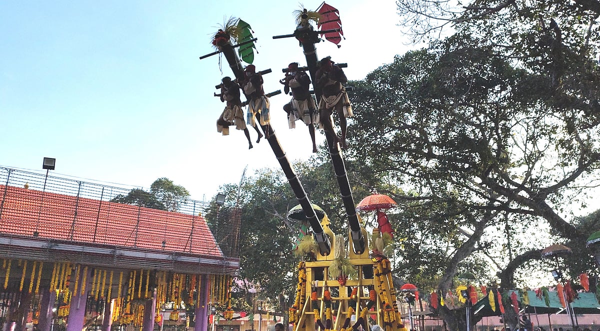 கொல்லங்கோடு பத்திரகாளி அம்மன் கோயில் தூக்கத்திருவிழா - பிரமிப்பூட்டும் வேண்டுதலும் பின்னணியும்!