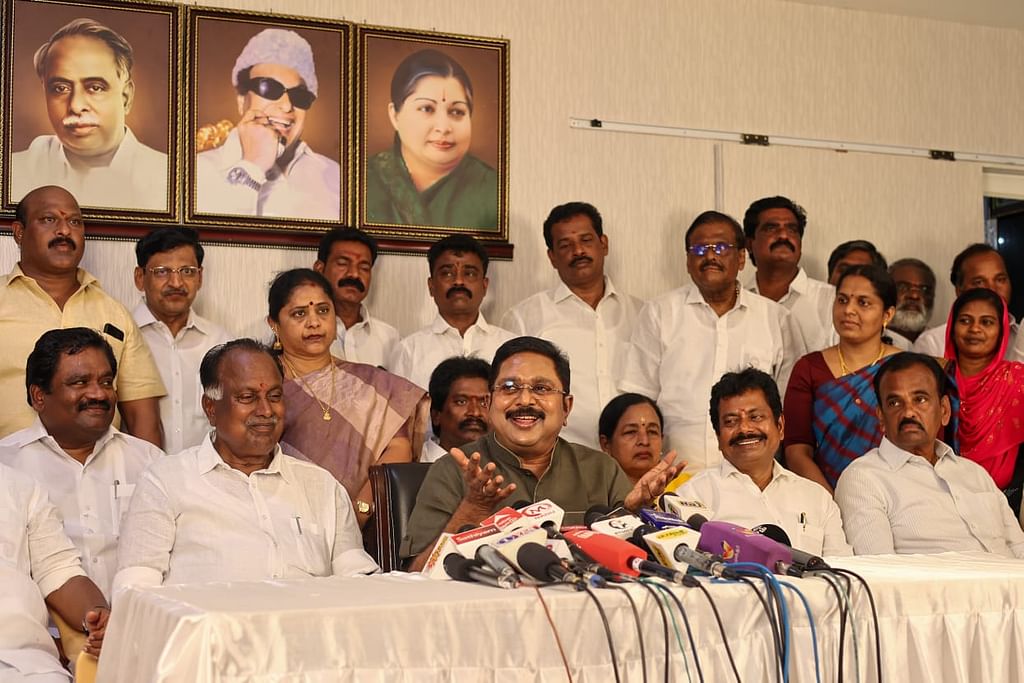 பின்வரிசையில் சி.ஆர். சரஸ்வதி