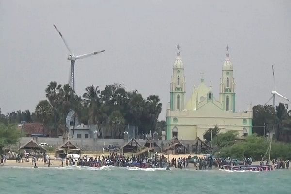 கரையில் இருந்த பார்வையாளர்கள்