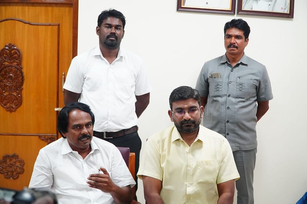 அமைச்சர் மனோ தங்கராஜிடன் சிவபாலன்