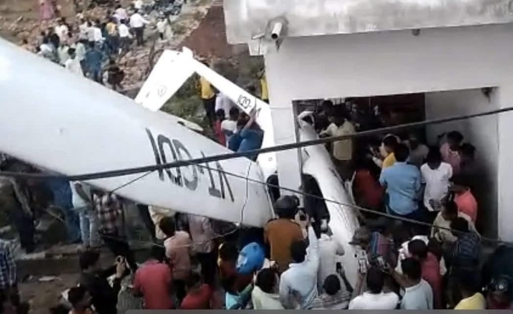 திடீரென வீட்டுக்குள் புகுந்த கிளைடர் விமானம்: இருவர் படுகாயம்; பதற வைக்கும் வீடியோ!