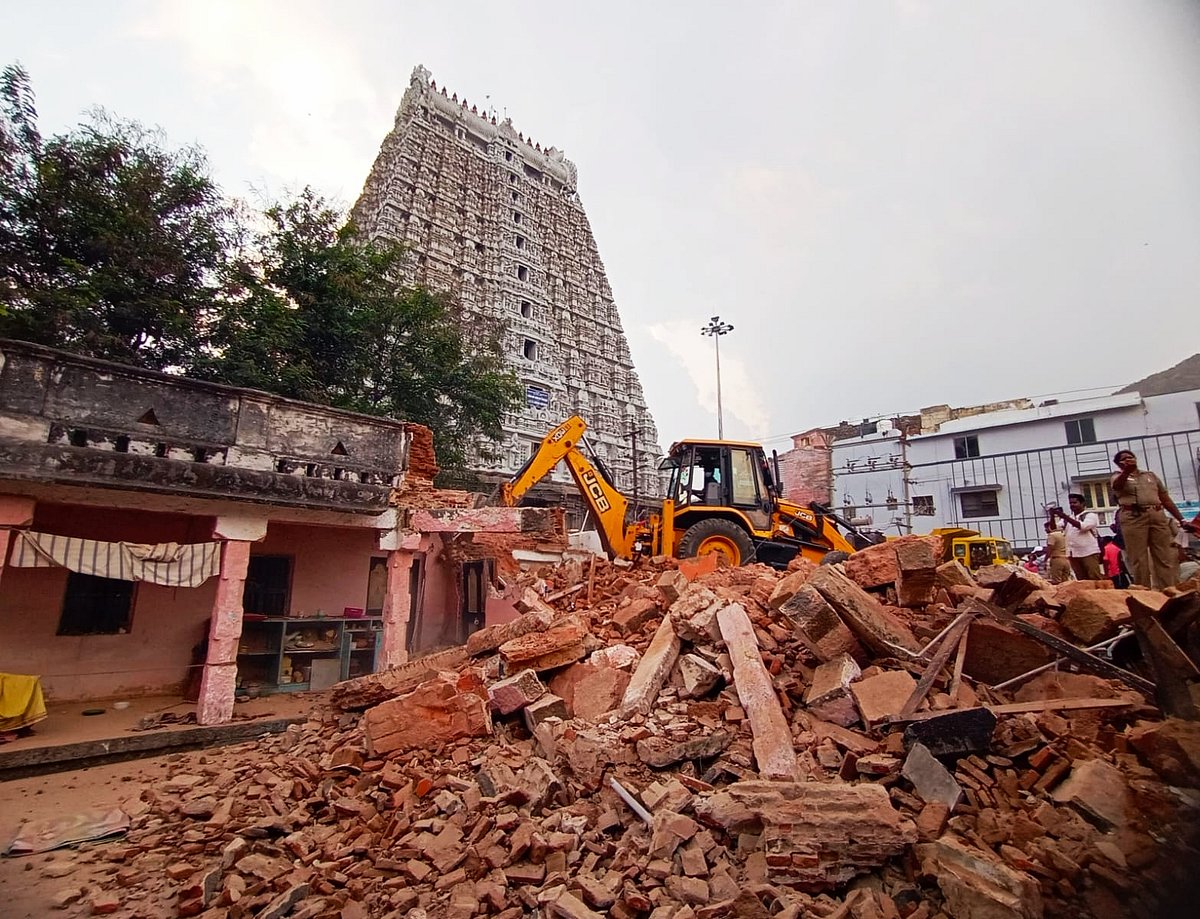 தி.மலை: 400 ஆண்டுகள் பழைமையான மடம் இடிப்பு; வரம்பைமீறி செயல்பட்டனரா அரசு அதிகாரிகள்... நடந்தது என்ன?