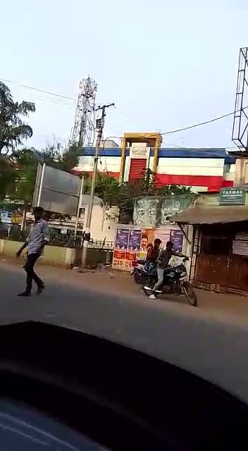 நடுரோட்டில் கத்தியுடன் ரகளை செய்த இளைஞர்கள்
