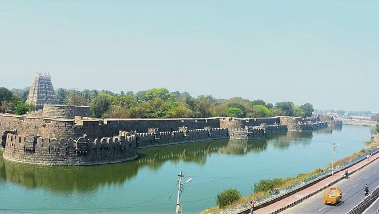 ``ஹிஜாப்பை அகற்றுங்க..!’’ - வேலூர் கோட்டையில் இஸ்லாமியப் பெண்களை மிரட்டியவர்கள் கைது!