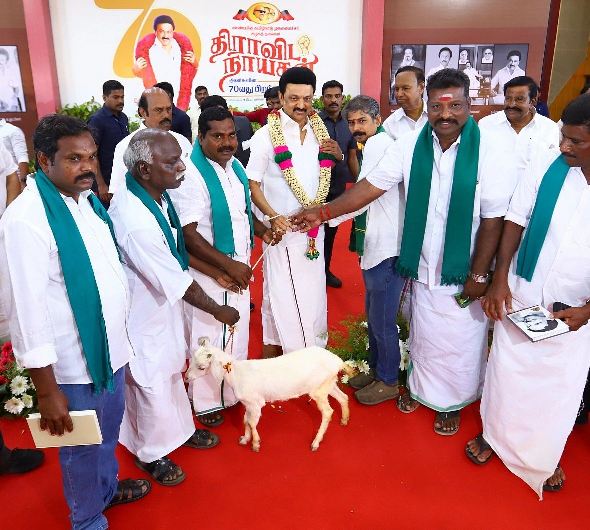 முதல்வர் ஸ்டாலின் பிறந்தநாள்; களைகட்டிய கொண்டாட்டம்... விழாக்கோலம் பூண்ட அறிவாலயம்! | Photo Album
