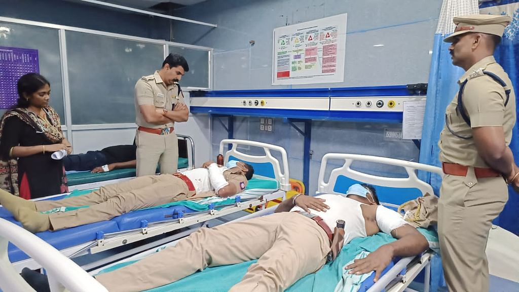 சிகிச்சை பெற்றுவரும் போலீஸார்