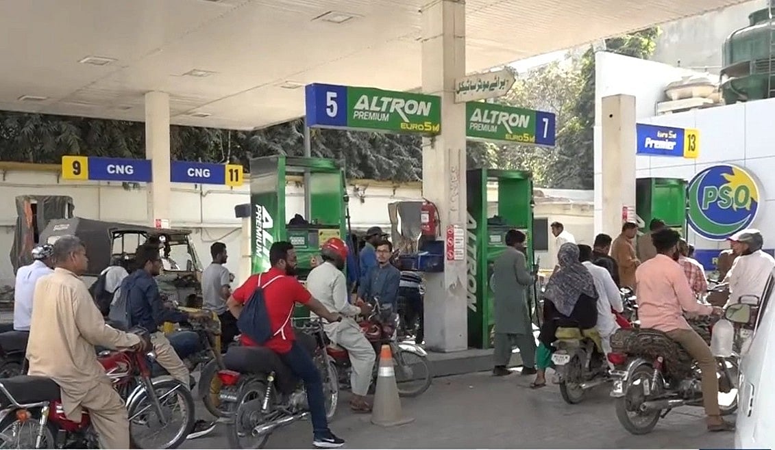 பாகிஸ்தானில் பெட்ரோல், டீசல் விலை கடும் உயர்வு:  அதிகரிக்கும் விலைவாசி; அச்சத்தில் மக்கள்..!