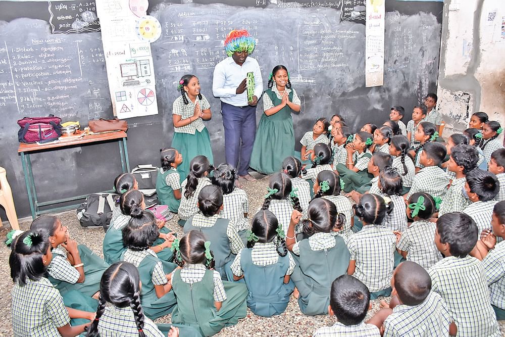 மாணவர்களுடன் செல்வம்