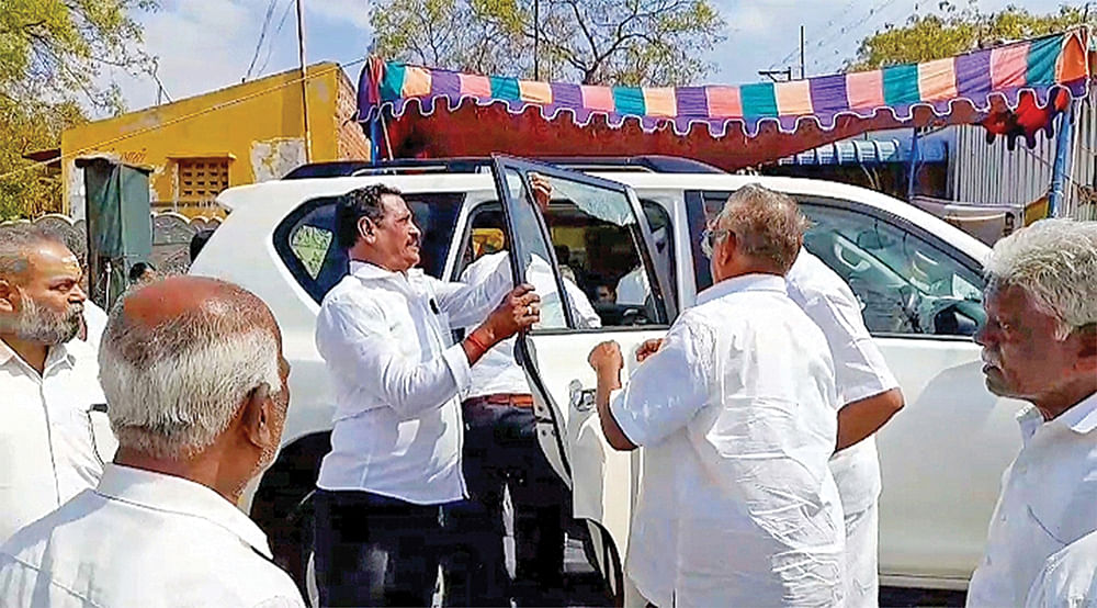 கற்கண்டாக நொறுங்கிய அமைச்சரின் கார் கண்ணாடி!