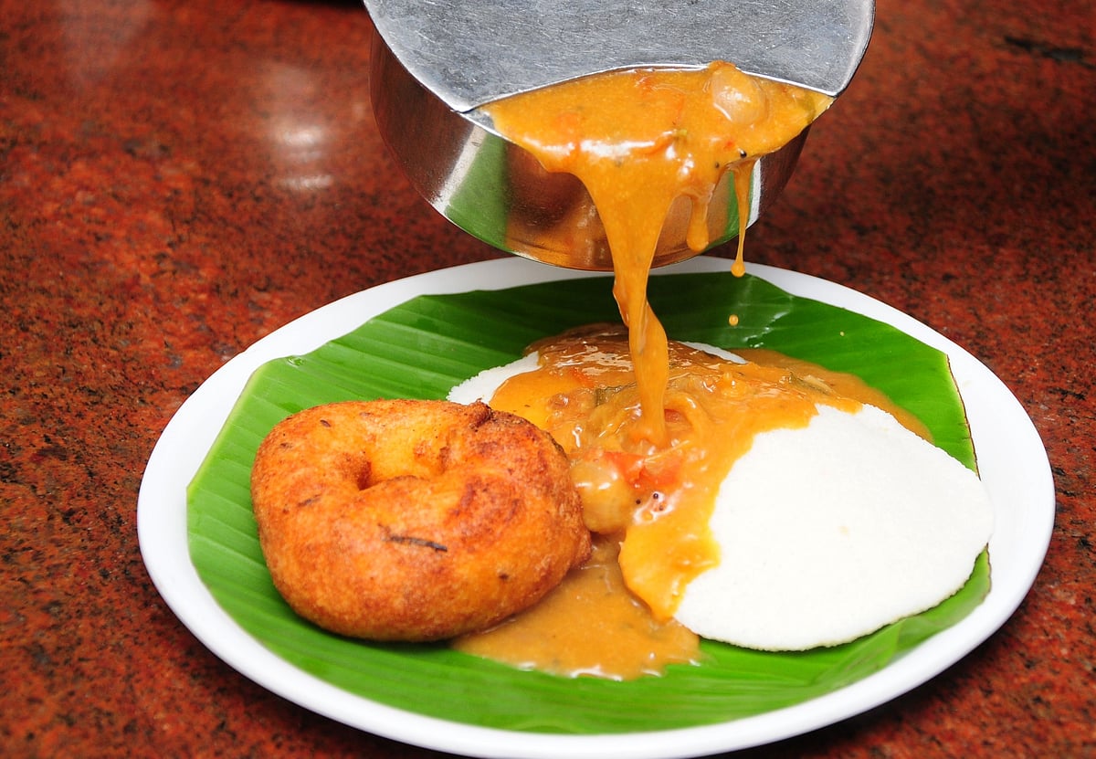 சுட சுட இட்லிக்கு ஜோடியா ஒரு அசத்தல் சாம்பார் ரெசிபி!  | My Vikatan