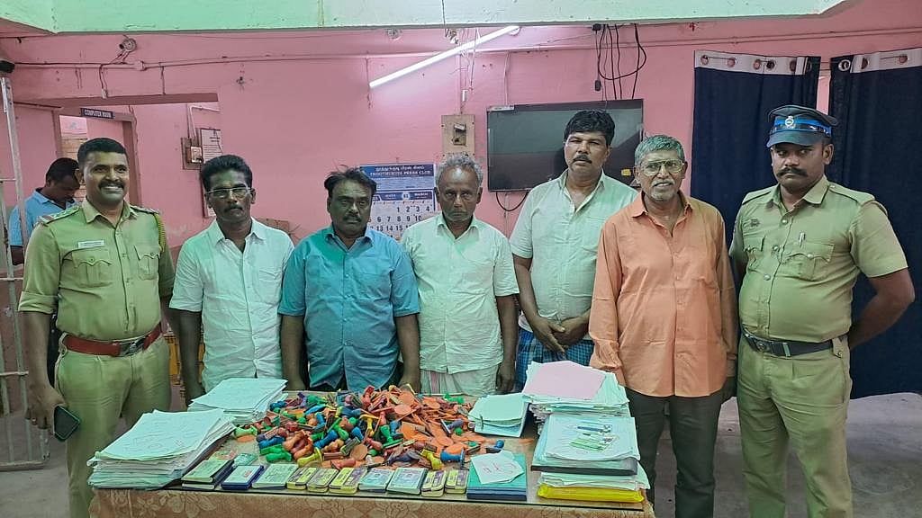 தூத்துக்குடி: போலி அரசு சான்றிதழ் தயாரித்த கும்பல்; மடக்கிப் பிடித்த போலீஸ் - என்ன நடந்தது?