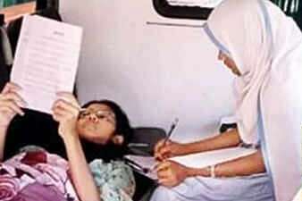 ஆம்புலன்ஸில் தேர்வு எழுதும் மாணவி