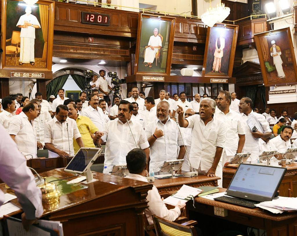சட்டமன்றத்தில் கூச்சலிட்ட அ.தி.மு.க உறுப்பினர்கள்