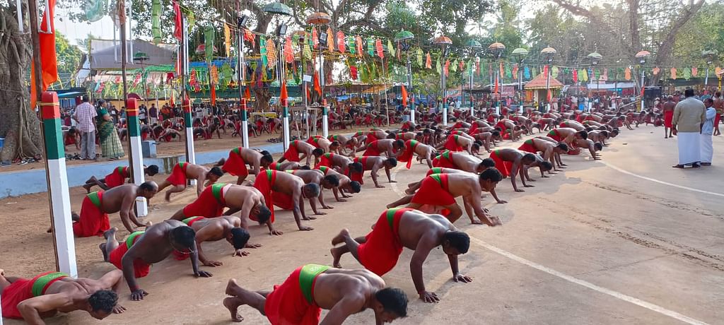 தூக்ககாரர்கள் முட்டுகுத்தி நமஸ்காரம்