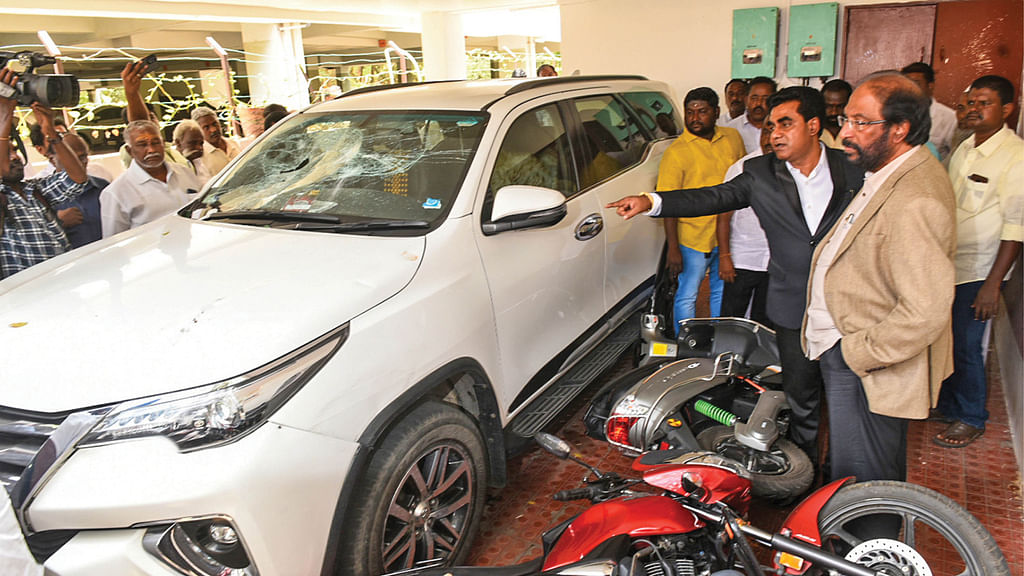 திருச்சி சிவாவின் வீட்டினுள் நடத்திய தாக்குதல்