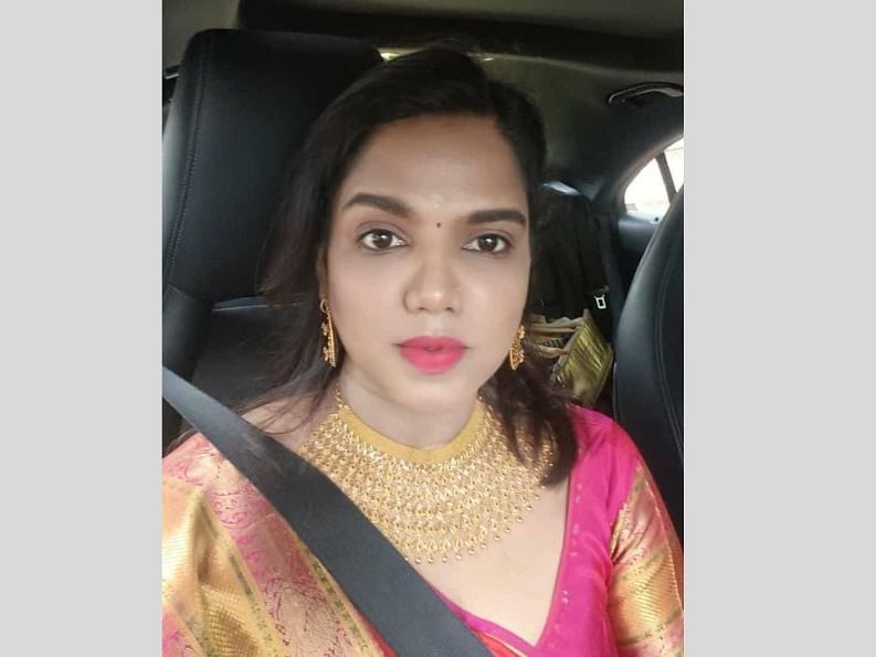 போலி நகைகளை அடகுவைத்து நூதன மோசடி; முன்னாள் எஸ்.ஐ உட்பட நால்வர் கைது - இளம்பெண்ணுக்கு போலீஸ் வலை!