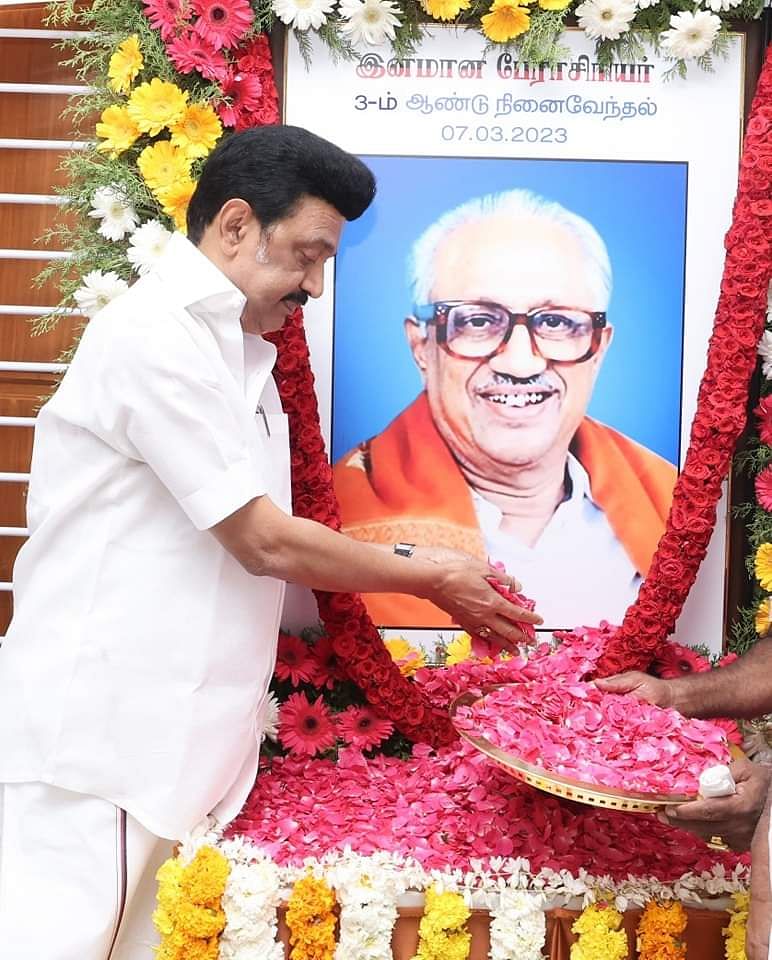 பேராசிரியர் அன்பழகன் உருவப் படத்துக்கு மலர்தூவிய முதல்வர் ஸ்டாலின்