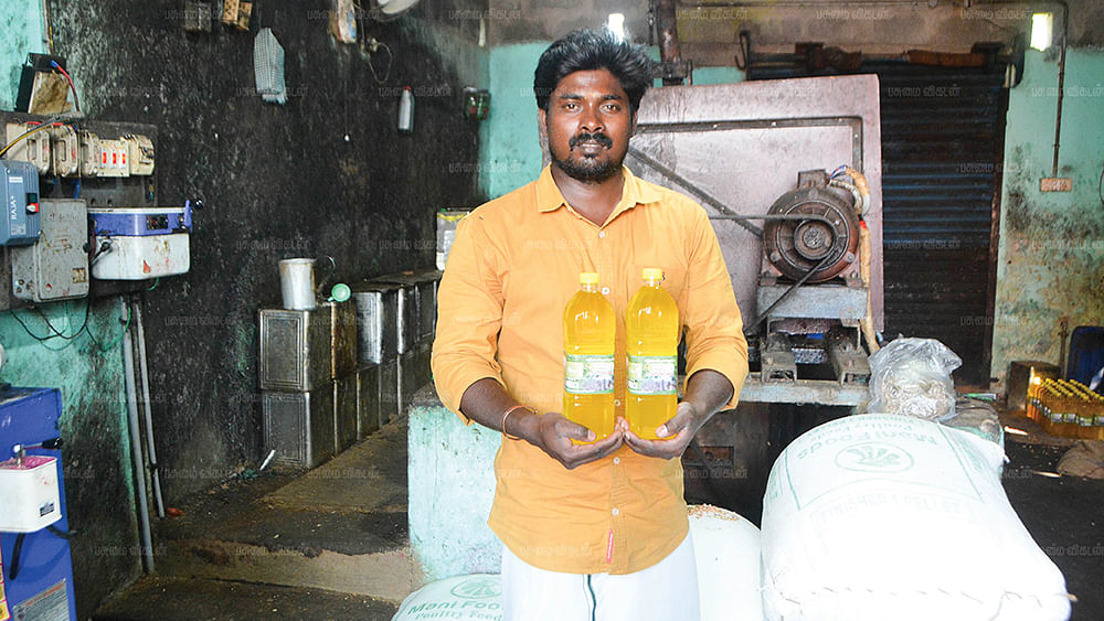 மரச்செக்கு எண்ணெயுடன் தரணிவேந்தன்