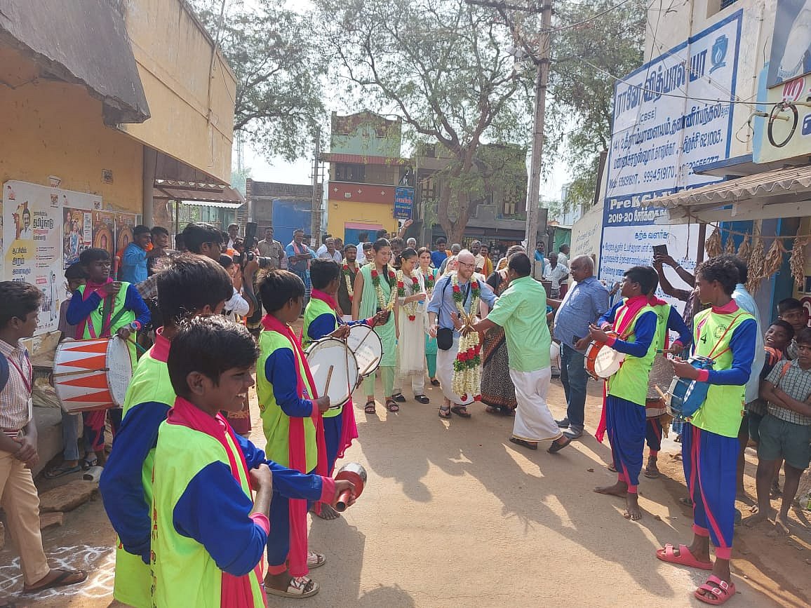 கரகாட்டம் ஆடிய ஸ்வீடன் மாணவர்கள்; திருச்சி அரசுப் பள்ளியில் சுவாரஸ்யம்!