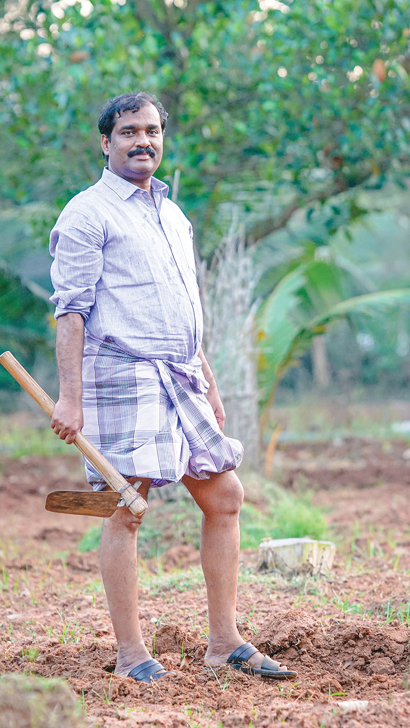 மண்வெட்டியுடன் வேல்முருகன்