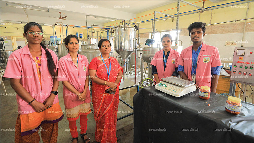 மதிப்புக் கூட்டும் கருவிக் கூடத்தில்