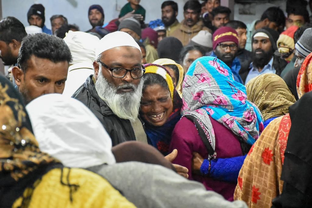 மாணவிகளின் உறவினர்கள்