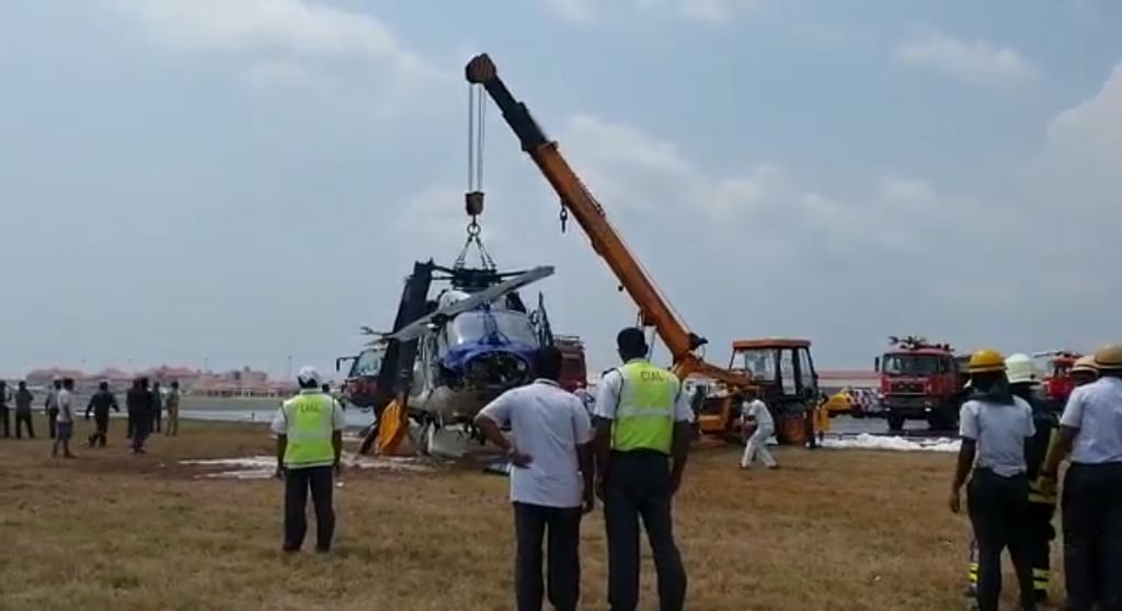 விபத்துக்குள்ளான ஹெலிகாப்டர் கிரேன் மூலம் மீட்கப்பட்டது