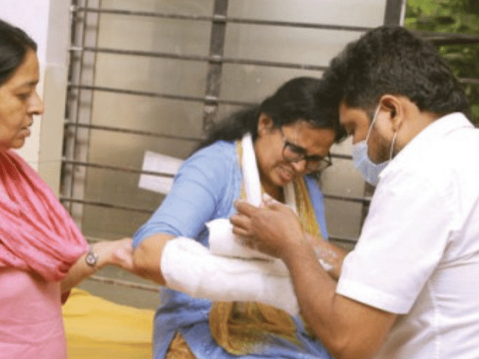 கேரளா: `ஷூ காலால் மிதித்தனர்’ - சபாநாயகர் அலுவலகம்முன் போராடிய காங்கிரஸ் பெண் எம்.எல்.ஏ கை உடைந்தது