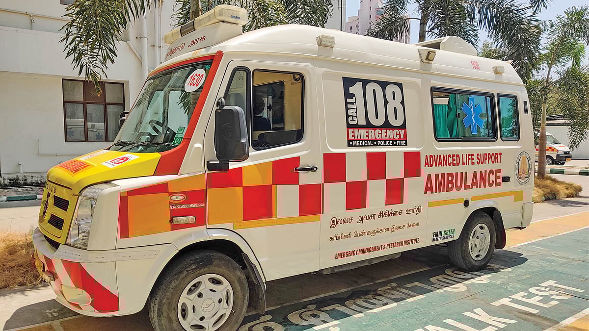 வாரத்துக்கு 6 நாள், 12 மணி நேரம் வேலை செய்கிறோம்!” - 108 ஆம்புலன்ஸ்  ஊழியர்கள் வேதனை | 108 Ambulance Staffs request to reduce the work hours  from 12 hours to 8 hours. - Vikatan