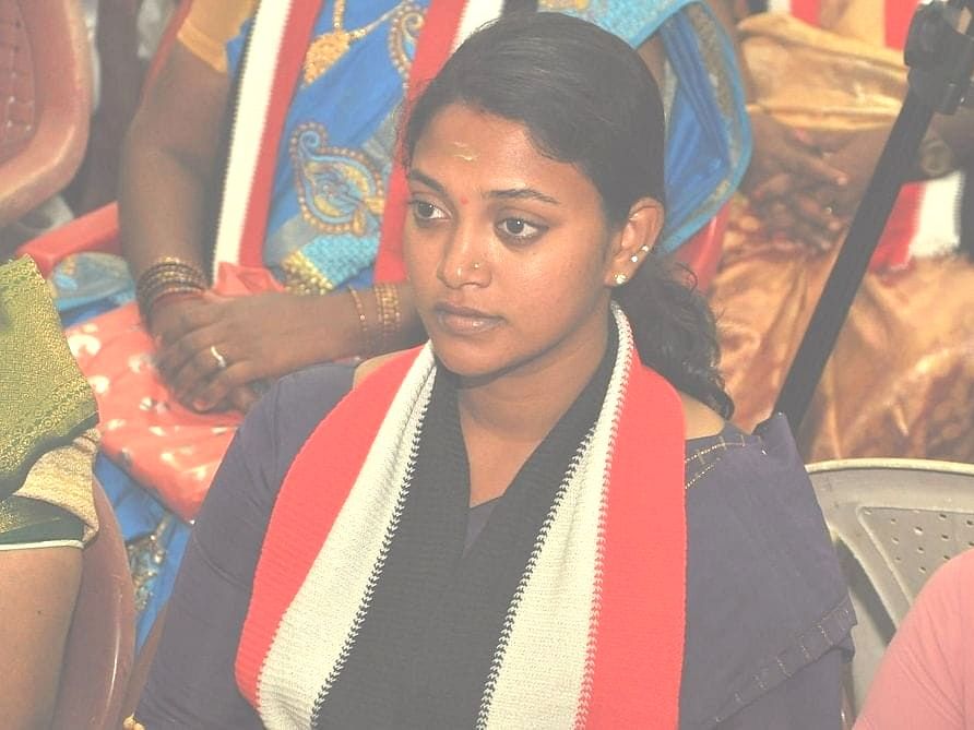 வேலூர்: ‘‘யார் மனதையும் புண்படுத்த விரும்பவில்லை’’ - திமுக-வில் இணைந்த அதிமுக பெண் கவுன்சிலர்