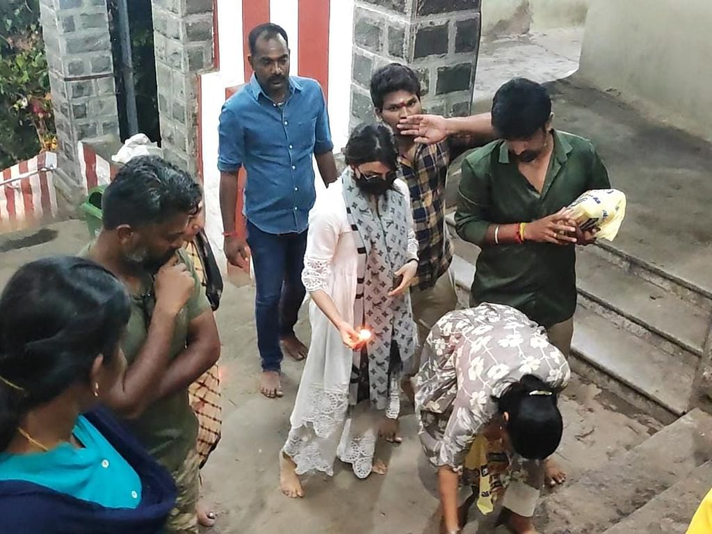 `600 படிகளில் சூடம் ஏற்றிய' சமந்தா, `கிரிவலம் சென்ற' சந்தானம் - பழநியில் குவியும் திரைப்பிரபலங்கள்!