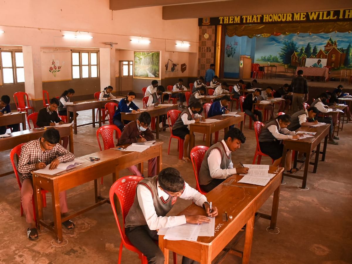 நீலகிரி: மருத்துவமனையில் உயிரிழந்த தாய், மனம் தளராமல் தேர்வெழுதிய ப்ளஸ் டூ மாணவி!