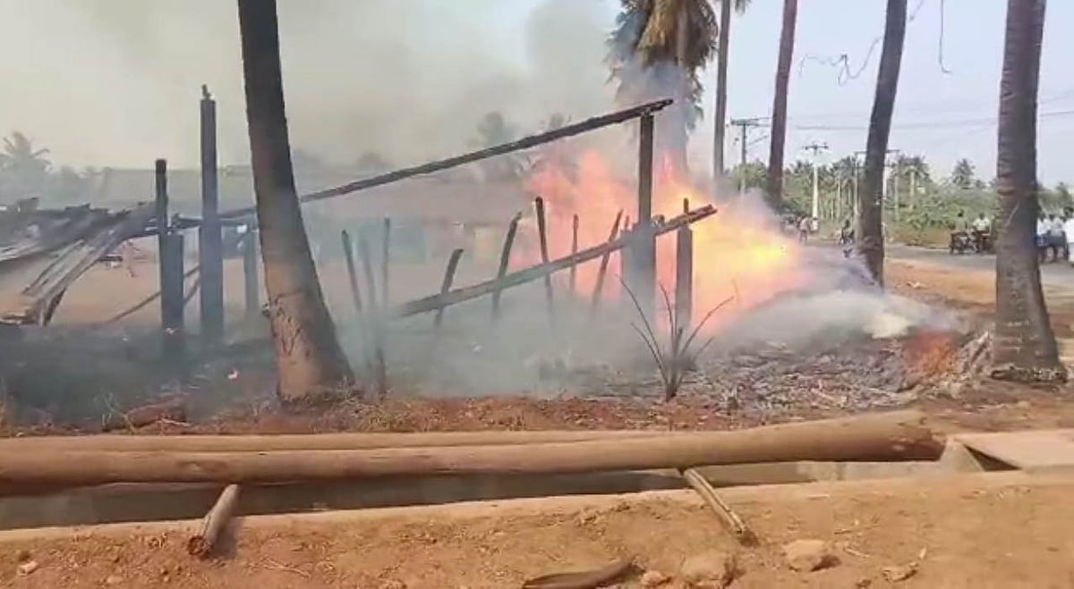 நாமக்கல்: வடமாநிலத் தொழிலாளர்கள் தங்கியிருந்த குடிசைக்கு தீ வைத்த ஆறு பேர் கைது! - நடந்தது என்ன?