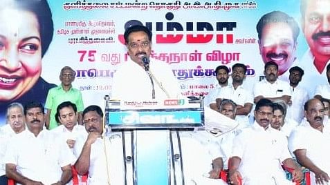 பொதுக்கூட்டத்தில் பேசும் எம்.ஆர்.விஜயபாஸ்கர் 
